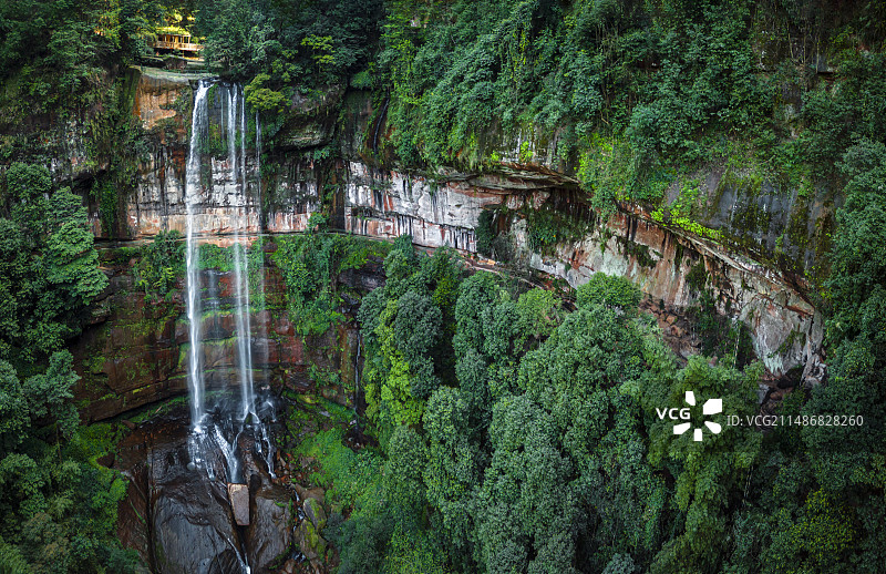 贵州赤水燕子岩瀑布航拍图片素材
