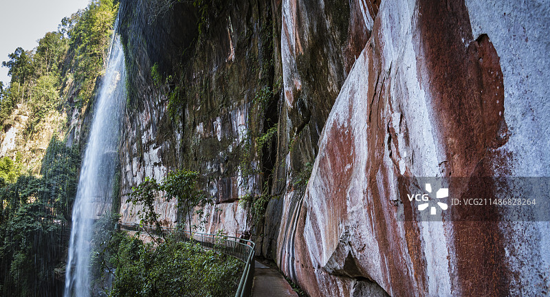 贵州赤水燕子岩瀑布后侧的丹霞通道图片素材