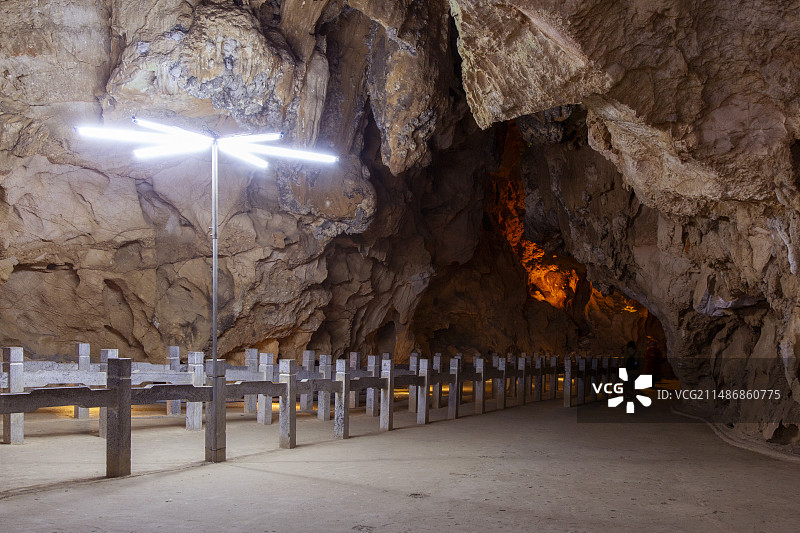 广西桂林市漓江“冠岩景区”溶洞风光图片素材