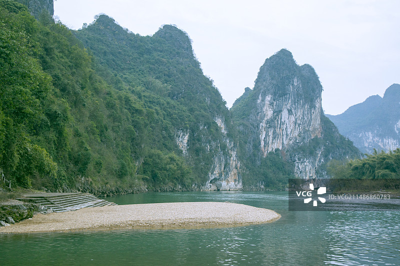 广西桂林市漓江“冠岩景区”风光图片素材