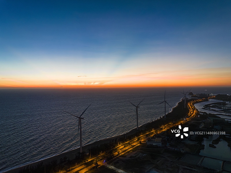 海边的风车和日落图片素材