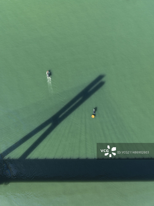 大桥下的船只图片素材