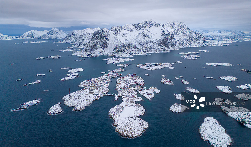 极地尽头的峡湾小镇和群岛图片素材