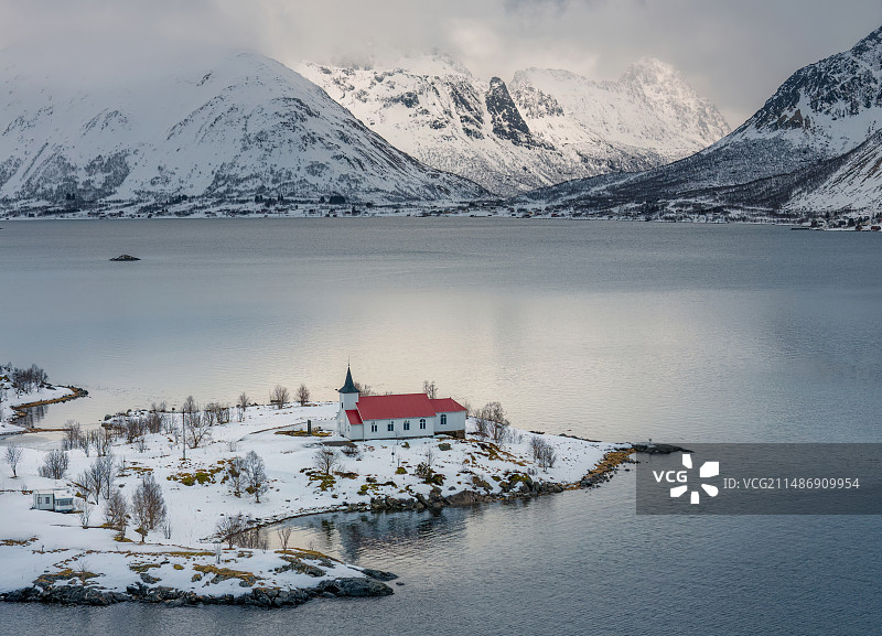 极地峡湾大海中的教堂图片素材
