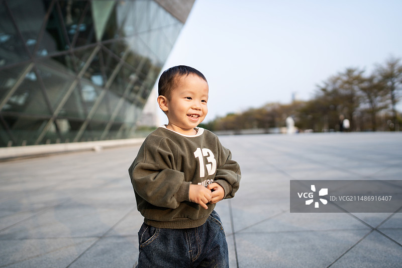 一岁多的小宝宝在广州大剧院独自玩耍图片素材
