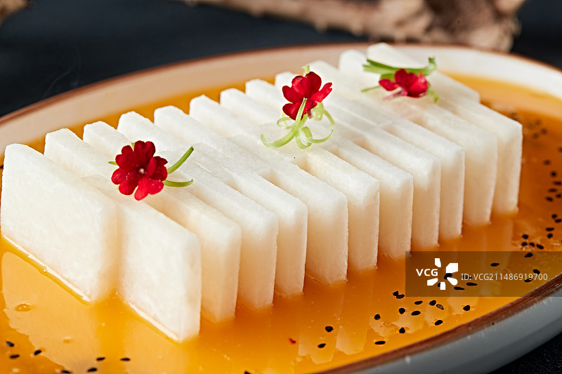 百香果汁配鲜切凉薯图片素材