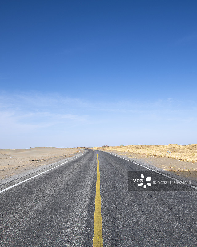 新疆穿越塔克拉玛干的沙漠公路自然风光图片素材