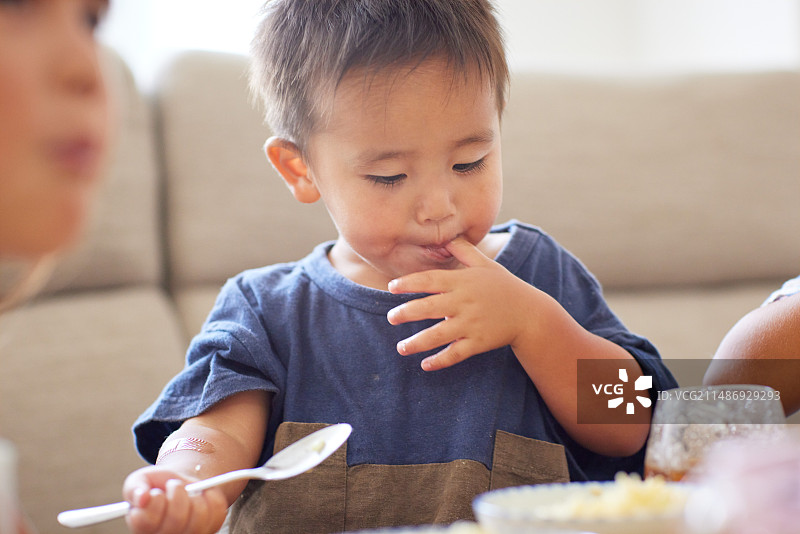 儿童坐在桌旁吃饭图片素材