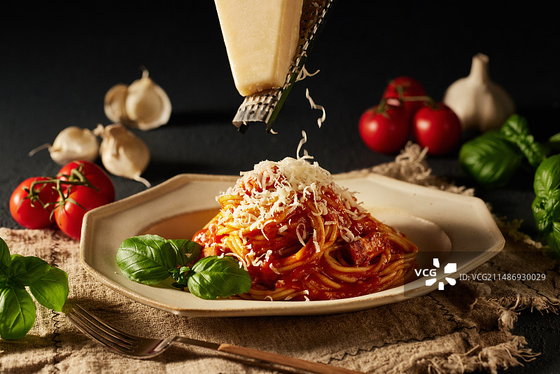 番茄罗勒叶意面图片素材