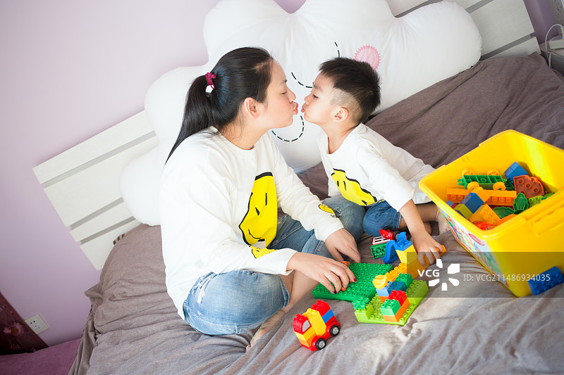 妈妈陪孩子玩智力游戏图片素材