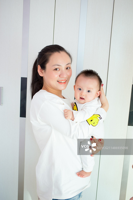 妈妈抱着宝宝图片素材