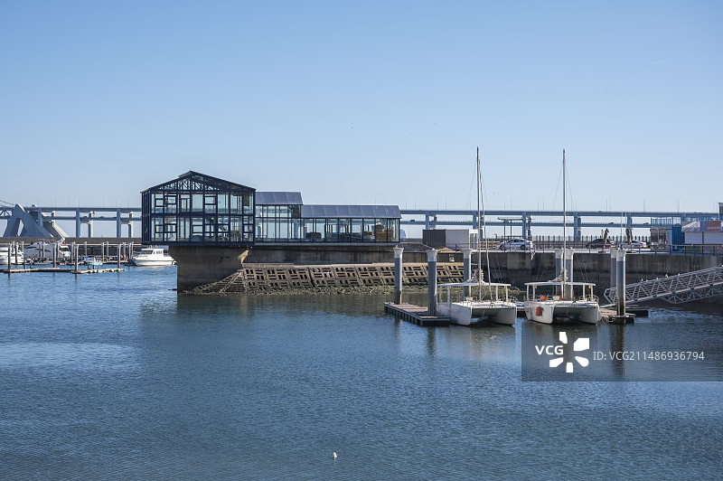 碧空映衬下的海上大桥，大连星海湾游艇码头，游船埠口图片素材
