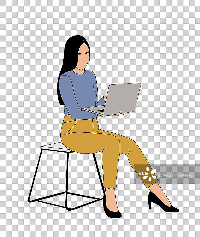 女商人坐在椅子上使用笔记本电脑图片素材