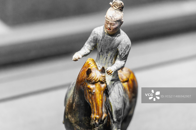 中国陕西省西安市陕西历史博物馆馆藏唐代三彩载乐骆驼俑、马俑、彩绘俑图片素材