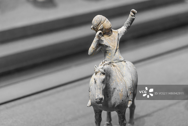 中国陕西省西安市陕西历史博物馆馆藏唐代三彩载乐骆驼俑、马俑、彩绘俑图片素材