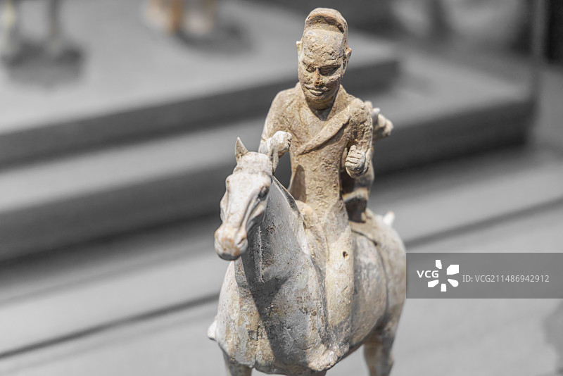 中国陕西省西安市陕西历史博物馆馆藏唐代三彩载乐骆驼俑、马俑、彩绘俑图片素材