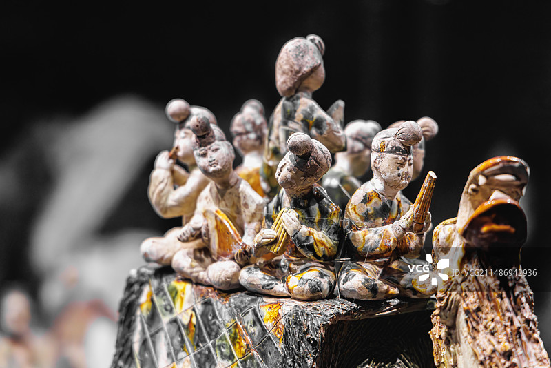 中国陕西省西安市陕西历史博物馆馆藏唐代三彩载乐骆驼俑、马俑、彩绘俑图片素材