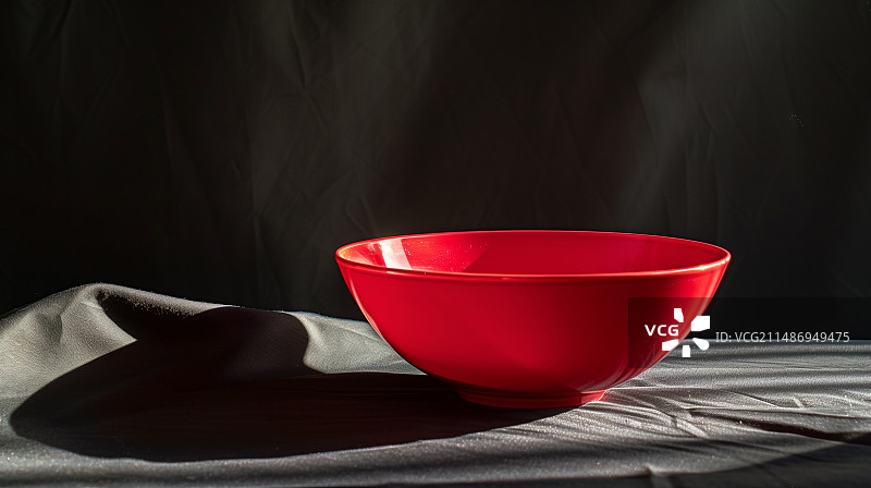 黑色背景中的一个红色的碗图片素材
