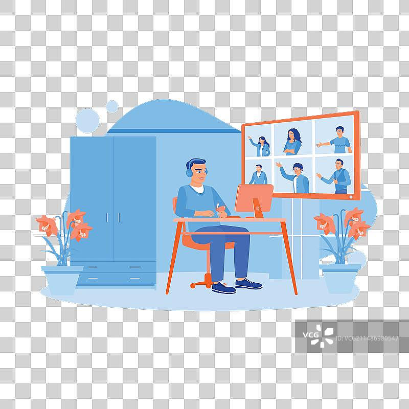 在家庆祝生日的中年男人图片素材