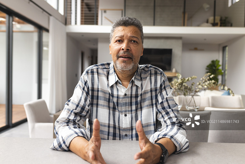 一位中年混血男人在家中视频通话图片素材