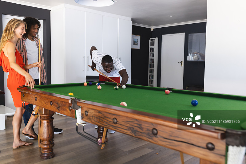 一群不同的朋友在玩台球图片素材