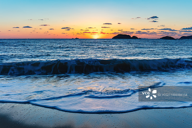 山东威海半月湾海上日出图片素材