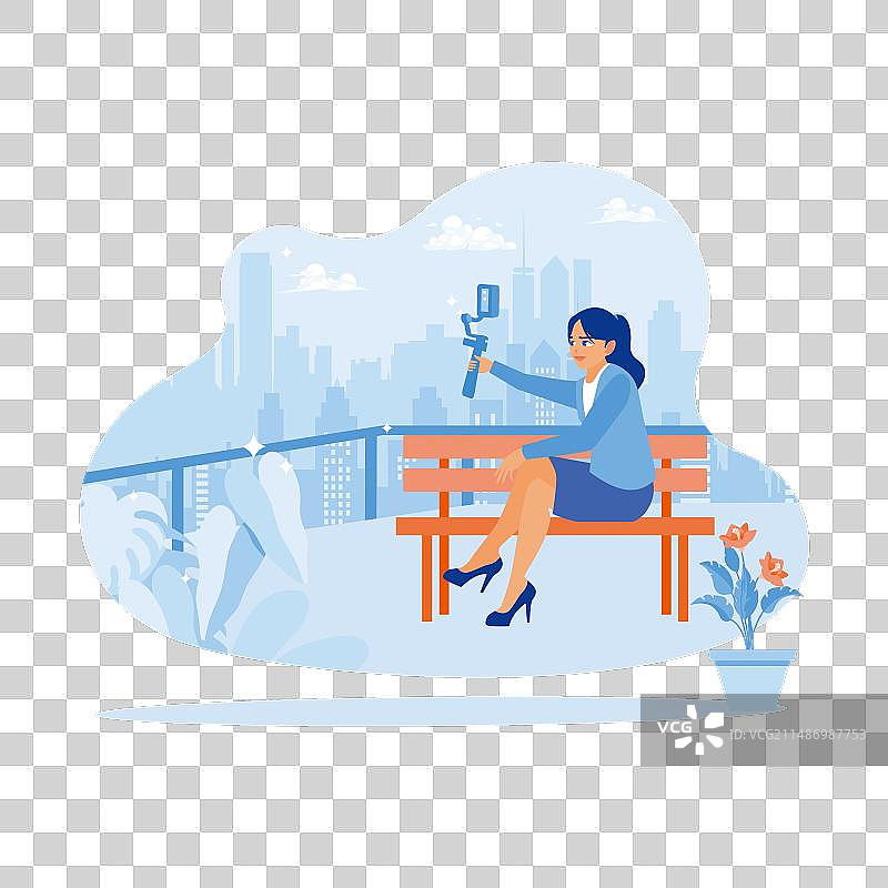 一位年轻女子为她的日常视频博客创作内容图片素材