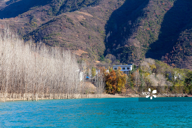 陕西秦岭水库岸边民居图片素材