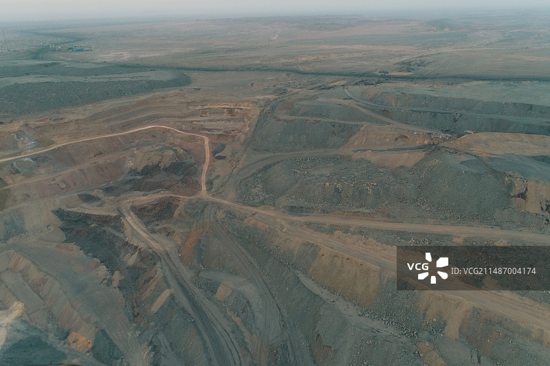 新疆哈密：航拍三道岭煤矿矿坑图片素材