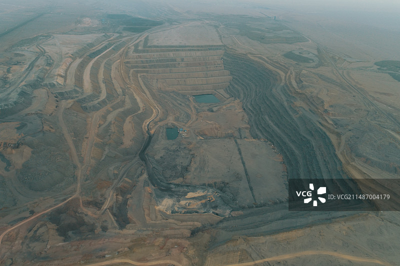 新疆哈密：航拍三道岭煤矿矿坑图片素材