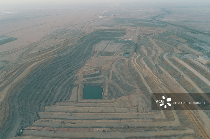 新疆哈密：航拍三道岭煤矿矿坑图片素材