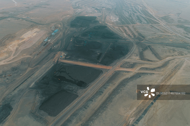 新疆哈密：航拍三道岭煤矿矿坑图片素材