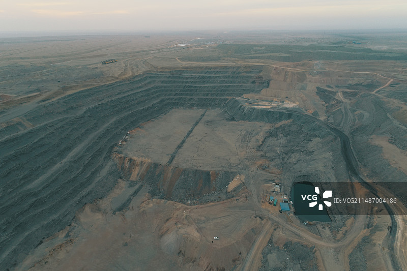 新疆哈密：航拍三道岭煤矿矿坑图片素材