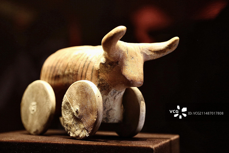 博物馆带轮兽型雕像图片素材