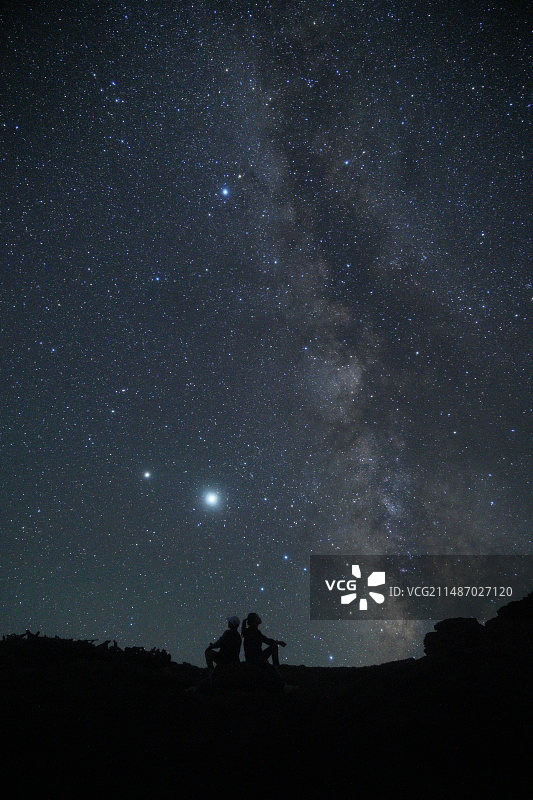 两个人背靠背仰望星空图片素材