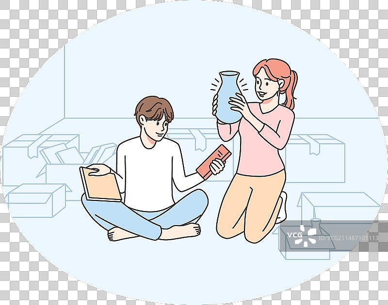 快乐情侣在搬家日打开纸箱图片素材