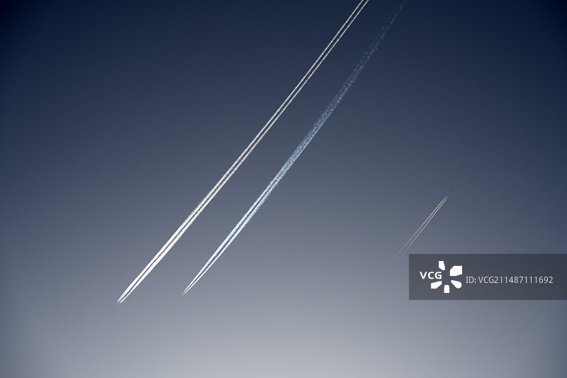 飞机天空拉烟尾迹航行飞行图片素材