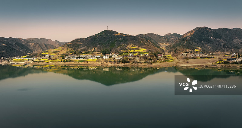 湖北省十堰市郧阳区五峰乡油菜花海图片素材
