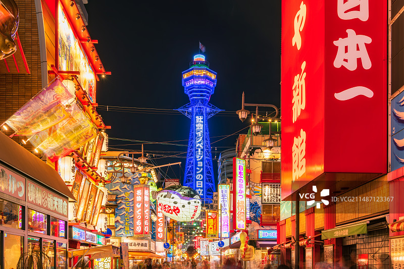 日本大阪地标建筑通天阁与繁华的新世界商业街夜景图片素材