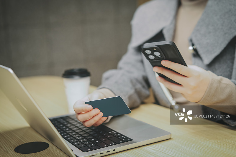 用智能手机特写扫描二维码图片素材