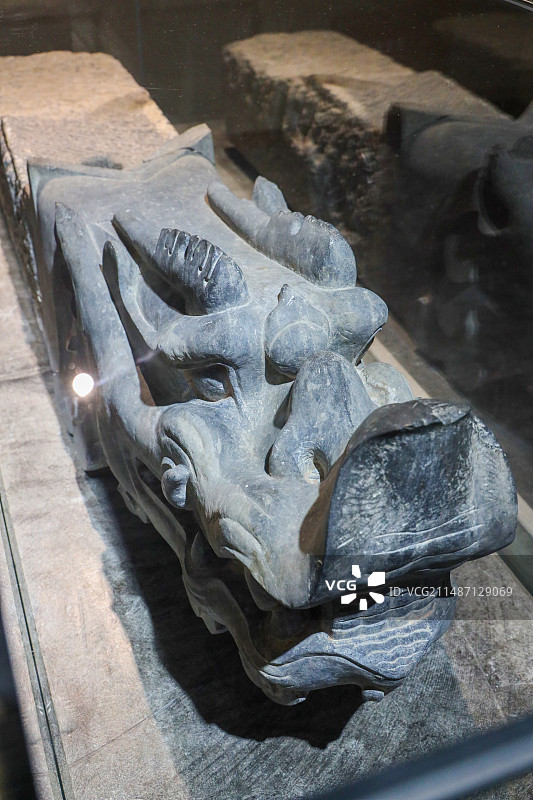 河北省邯郸市邺城博物馆馆藏铜雀台青石螭首（邺城遗址出土，推测为曹魏时期）图片素材