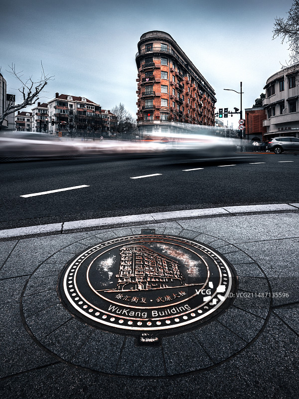 汽车广告背景图上海徐汇武康大楼历史街区低角度绚丽风光图片素材