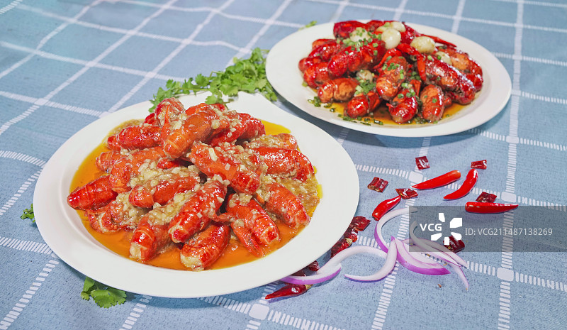 餐桌上盘子里的香辣小龙虾和蒜香小龙虾的高角度视图图片素材