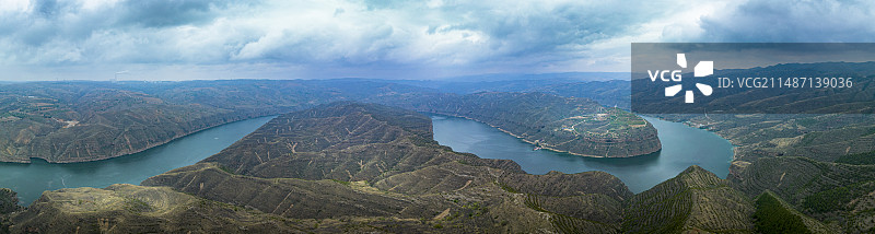 乌云下的老牛湾图片素材