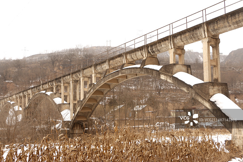 渡槽的低角度视图图片素材