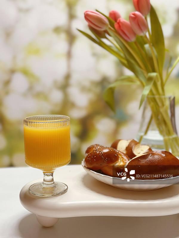 桌上盘子里的早餐特写镜头图片素材