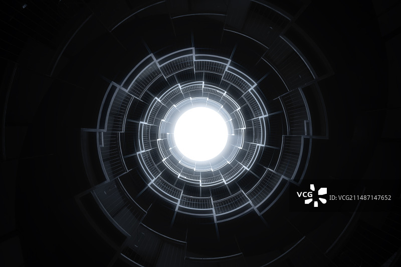 抽象科技概念背景，旋转楼梯极简几何建筑结构黑暗隧道洞口图片素材