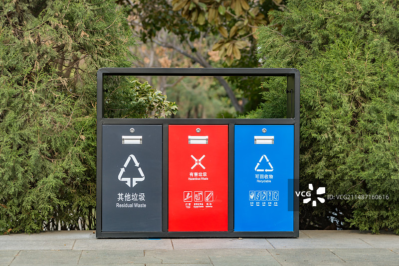 户外垃圾分类垃圾箱特写图片素材