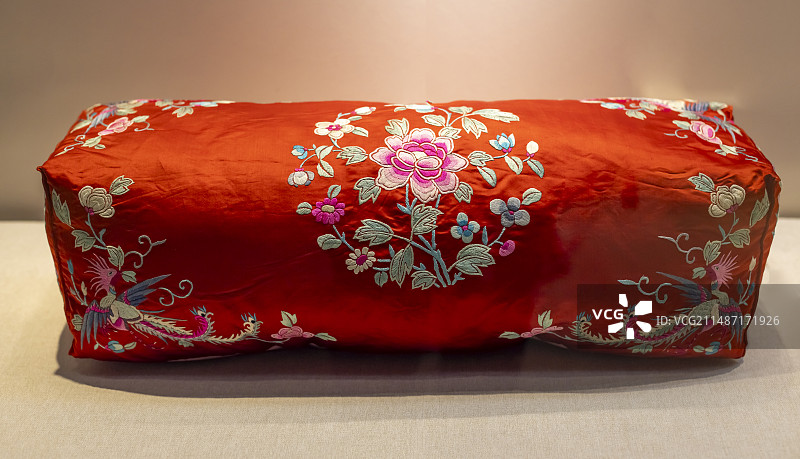 凤戏牡丹纹绣花枕套 民国 蚌埠市博物馆图片素材