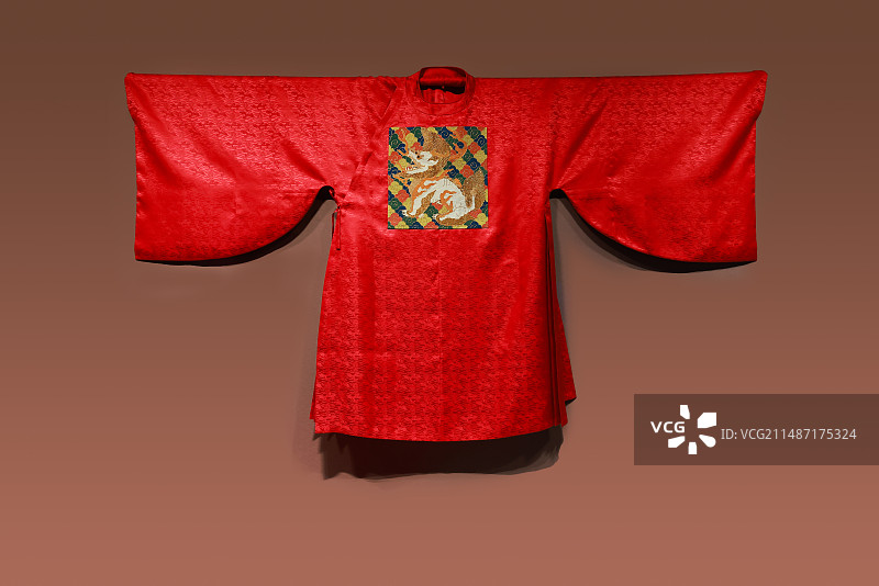 明朝万历獬豸修补云鹤团寿纹绸大袖衫图片素材